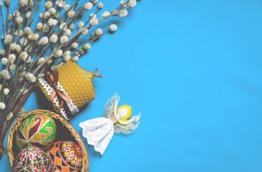 Paskalya Pussy-willow ve Paskalya yumurtası mavi arka plan üzerinde. Mutlu Paskalya kartı. Happy Easter ile