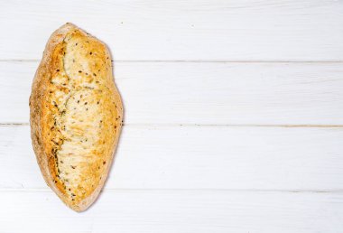 Kopya alanı ile beyaz arka plan üzerinde gevrek ile Somun ekmek