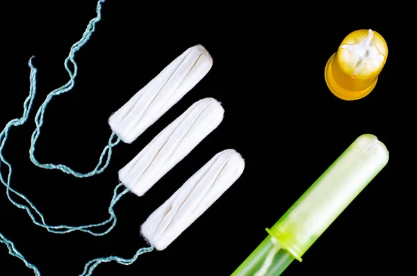 Adet dönemi kavramı. Kadın hijyen koruma. Pamuk tampon siyah arka plan üzerine — Stok fotoğraf