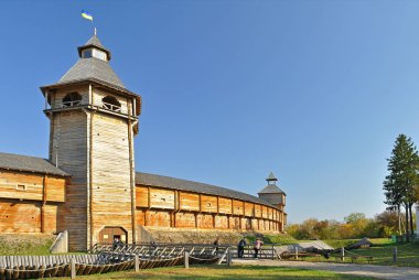 Yüksek duvarlar ve su hendek ile eski bir ahşap kale
