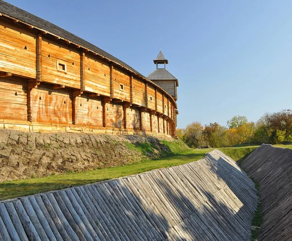 Stara drewniana twierdza z wysokimi ścianami i rowu wodnego — Zdjęcie stockowe