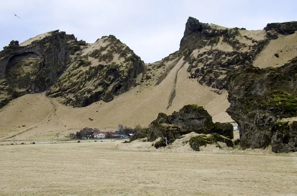 Παλιά Πέτρινη Οικία καταστράφηκε αρχαίων Βίκινγκ κατάφυτη με κίτρινο ξερά χόρτα στην Ισλανδία — Φωτογραφία Αρχείου