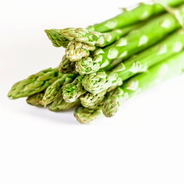 Gıda arka plan kuşkonmaz lay düz desen. Beyaz arka planda, üstten görünüm taze yeşil kuşkonmaz demet.