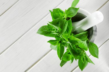 Masada beyaz mermer harç taze yeşil fesleğen