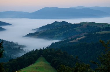 Sonbahar, Ukrayna'da Karpatlar dağlarında siste