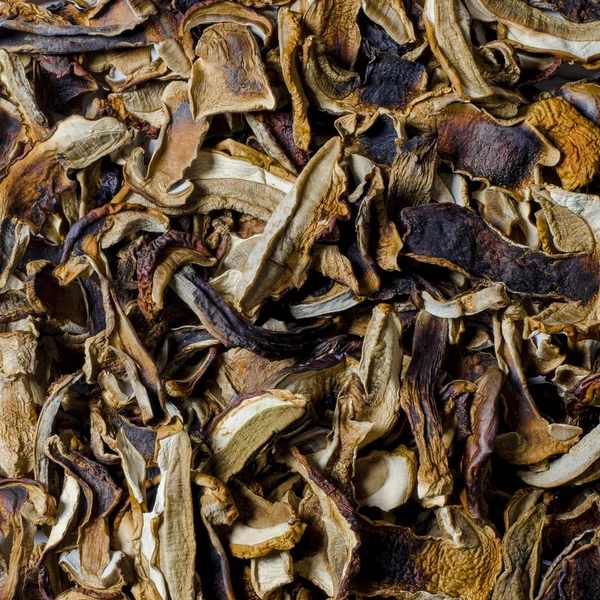 Beyaz ahşap masa üzerinde çok kurutulmuş mantar yalan