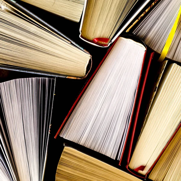 Karanlık bir arka plan üzerinde renkli kalın açık kitap standı