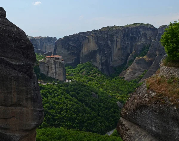 Grande Mosteiro de Varlaam sobre a rocha alta em Meteora, Tessália, Grécia — Fotografia de Stock