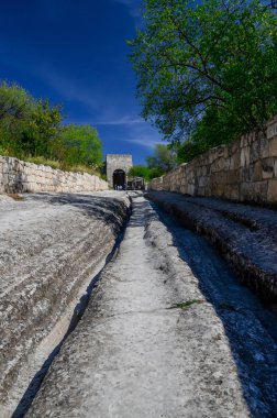 Mağara kenti Çufut-Kale, Bakhchisaray kenti yakınlarında, Kırım. Havadan insansız hava aracı görünümü