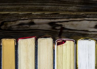 Karanlık bir arka plan üzerinde renkli kalın açık kitap standı