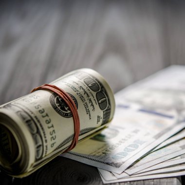 Bir kırmızı bir kalın rulo eski yüz dolarlık banknot bağlı lastik bant yeni yüz dolar faturaları bıyık üzerinde yatıyor