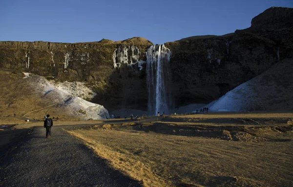 Vista de dentro Cachoeira Seljalandsfoss na Islândia — Fotografia de Stock