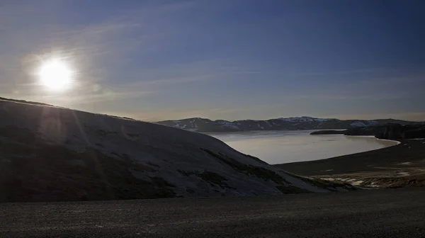 おとぎ話の風景の中でアイスランドの伝統的な空の、静かで、静かで、清潔な、美しい、壮大な道路。アイスランドの環状道路1 — ストック写真