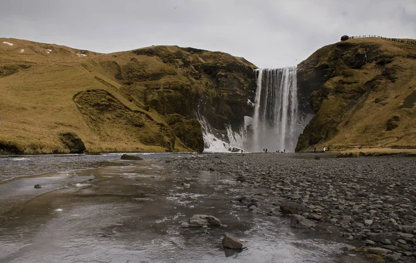 Cachoeira de Skogafoss no rio Skougau, no sul da Islândia, na região de Sydurland — Fotografia de Stock