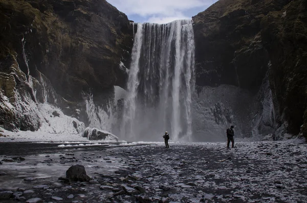 Skogafoss Wasserfall auf dem skougau Fluss, im Süden von Island, in der Region Sydurland — Stockfoto