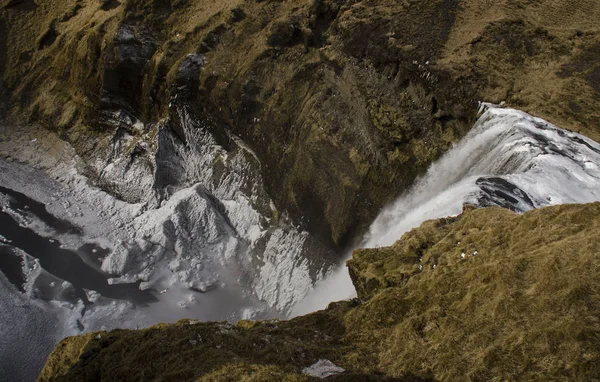 Cachoeira de Skogafoss no rio Skougau, no sul da Islândia, na região de Sydurland — Fotografia de Stock