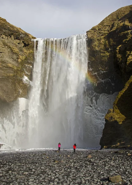 Skogafoss vattenfall på floden Skougau, på södra Island, i Sydurland-regionen — Stockfoto