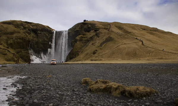 Skogafoss vodopád na řece Skougau na jihu Islandu v oblasti Sydurland — Stock fotografie