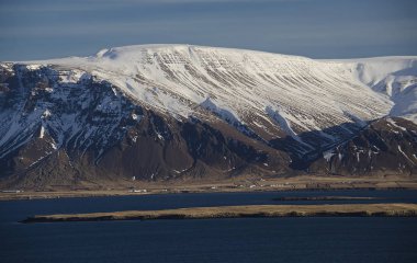 Siyah kum ve büyük lav kayaları ile Atlantik kıyıları