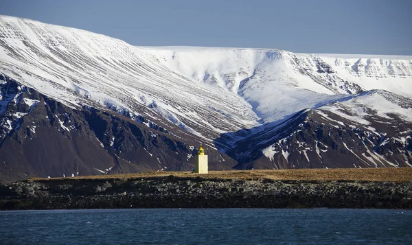 De Atlantische kust met zwart zand en enorme lava rotsen — Stockfoto