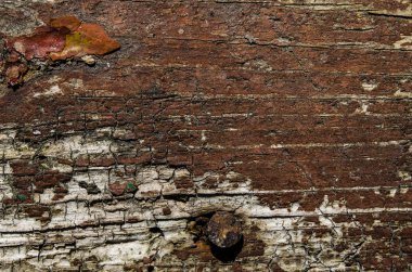 Paslı çivi ile eski kahverengi ahşap arka plan