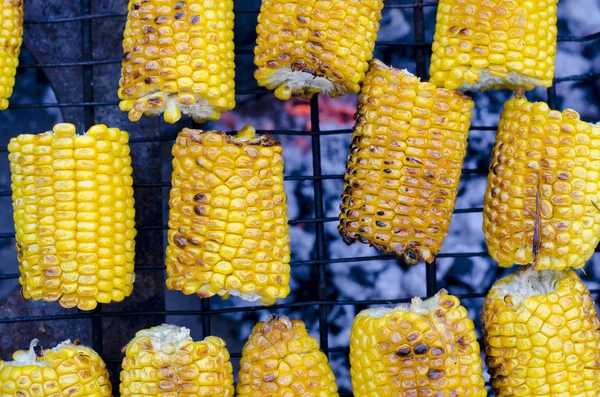 Roasted sweet corns on the bbq grill — Stock Photo, Image