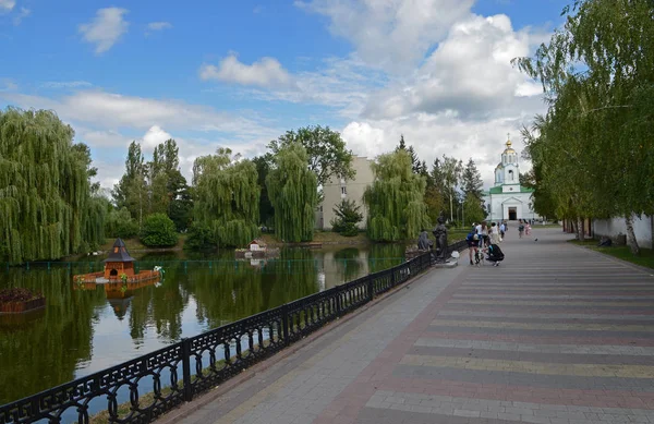 Ağustos 19, 2012 - gölet Mirgorod su birikintisi yakınında Gogol eserlerinin kahramanların heykelleri 