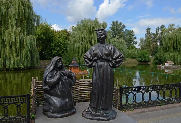 Ağustos 19, 2012 - gölet Mirgorod su birikintisi yakınında Gogol eserlerinin kahramanların heykelleri 