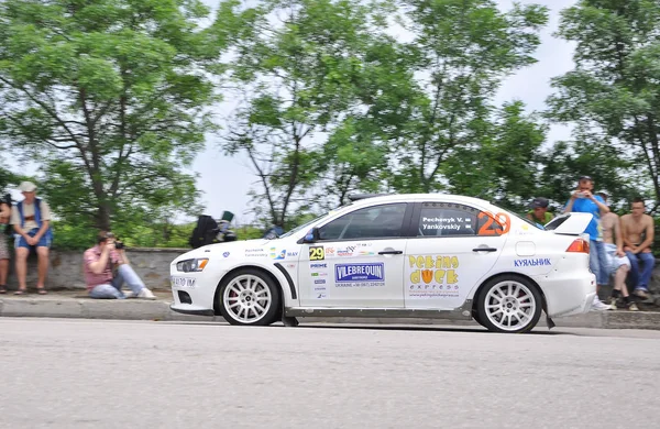 2 czerwca 2011-Prime Yalta Rally 2011 najbardziej prestiżowy i wymagający konkurs samochodowy na Ukrainie. Jałta, Krym, Ukraina — Zdjęcie stockowe