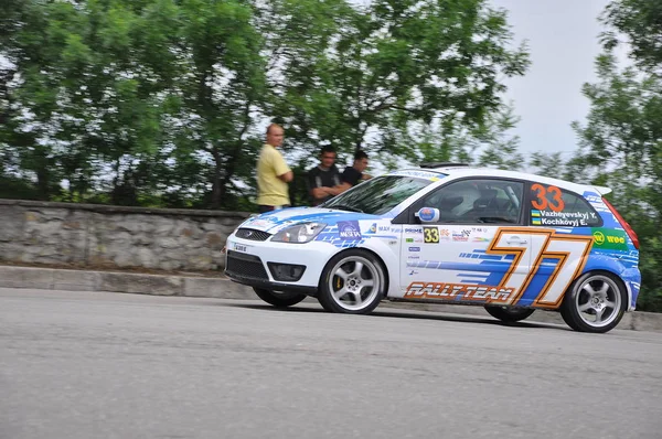 2. června 2011-premiéra Jaltské rally 2011 nejprestižnější a náročnější automobilová soutěž na Ukrajině. Jalty, Krym, Ukrajina — Stock fotografie