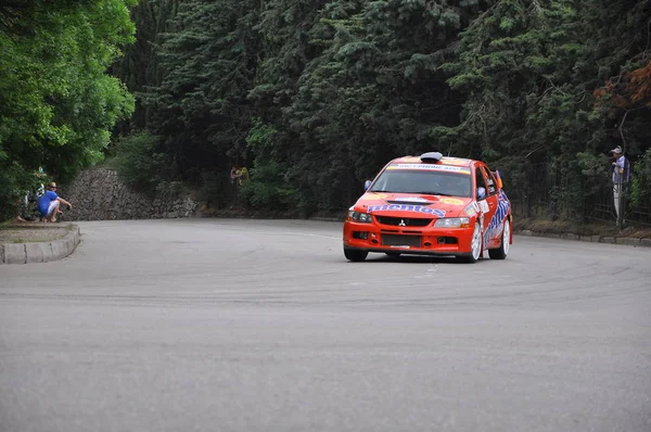 2. června 2011-premiéra Jaltské rally 2011 nejprestižnější a náročnější automobilová soutěž na Ukrajině. Jalty, Krym, Ukrajina — Stock fotografie