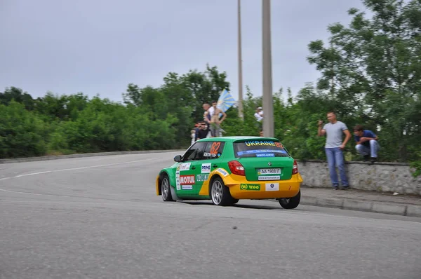 2. června 2011-premiéra Jaltské rally 2011 nejprestižnější a náročnější automobilová soutěž na Ukrajině. Jalty, Krym, Ukrajina — Stock fotografie