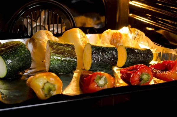 Sağlıklı yiyecekler. Fırında kabuklu biber ve kabak hazırlanır. Izgara sebzeler — Stok fotoğraf