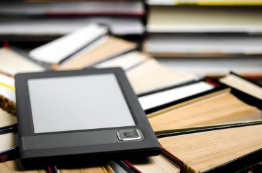 Beyaz bir ekran ile e-kitap yalan yalan açık çok renkli kitap karanlık bir arka plan üzerinde yakın çekim