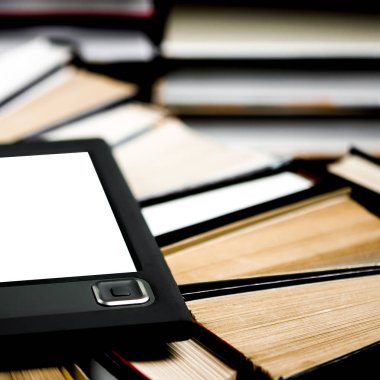 Beyaz bir ekran ile e-kitap yalan yalan açık çok renkli kitap karanlık bir arka plan üzerinde yakın çekim