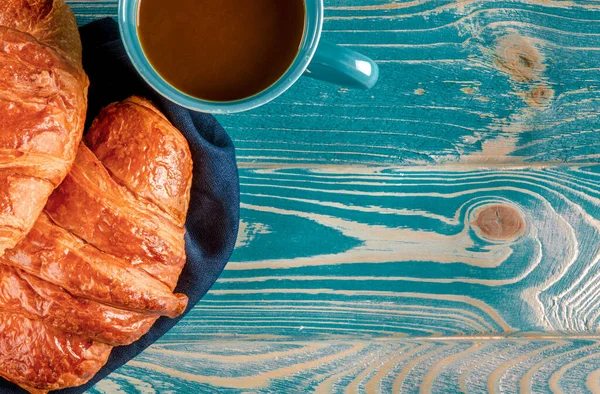 Frische rötliche Croissants mit Beeren liegen auf einem Holztisch neben frischen schwarzen Johannisbeeren, roten Johannisbeeren — Stockfoto