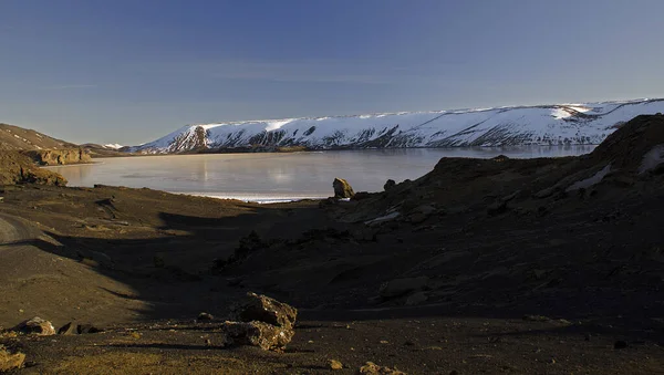 The winter colours of beautiful Kerio, or Kerid crater in western Iceland. Red volcanic rock — Stockfoto