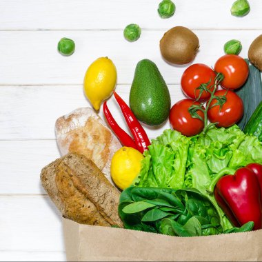 Sağlıklı beslenme için taze yiyecek dolu çevre dostu bir kese kağıdı..