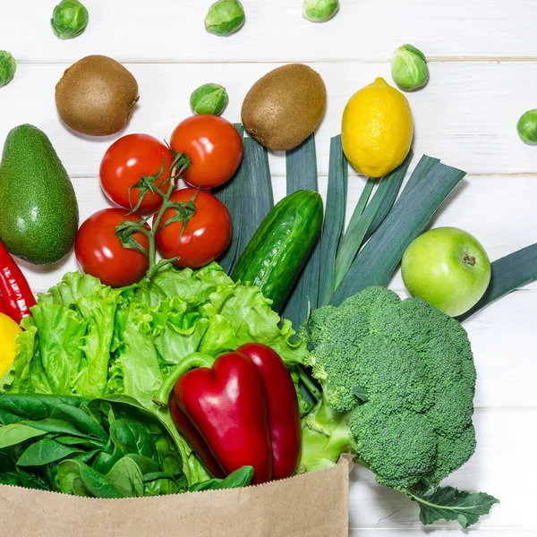Una bolsa de papel ecológica con comida fresca para una dieta saludable . — Foto de Stock