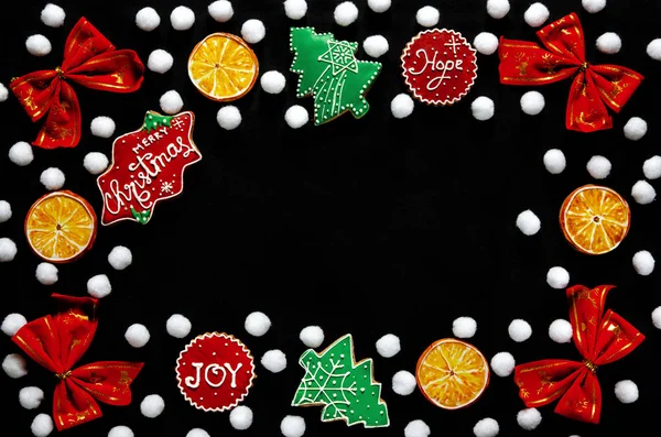 Рождественская открытка с игрушками цвета елки и имбирным печеньем. Место для текста — стоковое фото