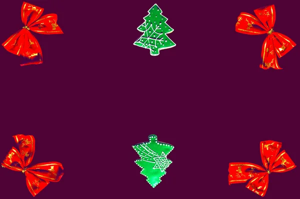 Рождественская открытка с игрушками цвета елки и имбирным печеньем. Место для текста — стоковое фото