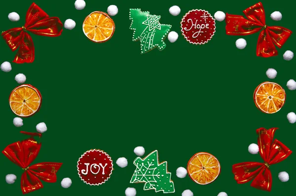 Рождественская открытка: разноцветные рождественские игрушки и имбирное печенье в виде зеленых елок лежат на красочном фоне — стоковое фото