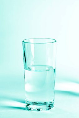 Temiz su ve beyaz arka planda gölgeli cam.