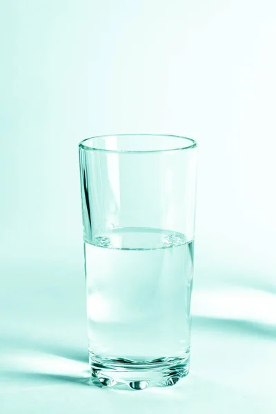 Glas Mit Klarem Wasser Und Schatten Auf Weißem Hintergrund — Stockfoto