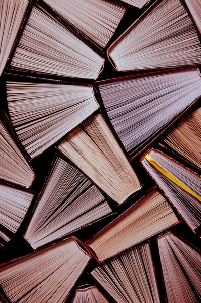 Livros coloridos prontos para serem lidos na biblioteca da casa — Fotografia de Stock