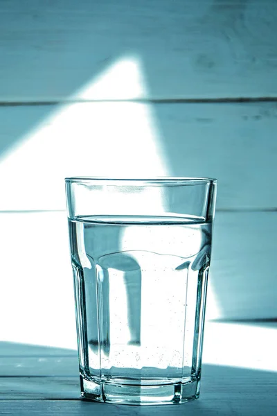 Καθαρό Λιωμένο Νερό Ένα Ποτήρι Στέκεται Λευκό Ξύλινο Φόντο Έντονες — Φωτογραφία Αρχείου