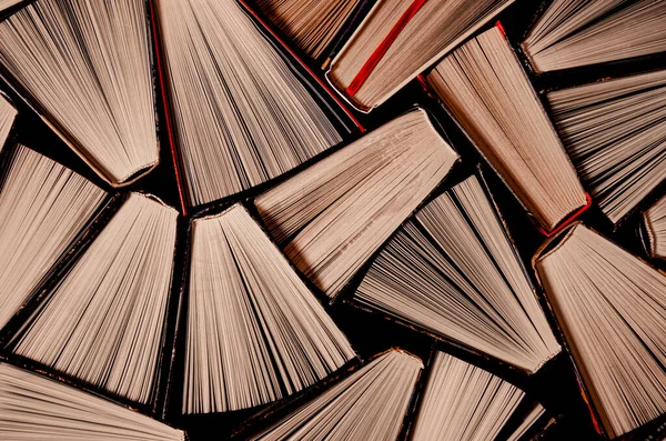 Bücher Offene Bunte Alte Bücher Stehen Auf Einem Bücherregal Der — Stockfoto