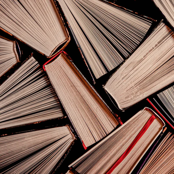 다양 한 색상의 책들이 있는 거대 한 홈 라이브러리 — 스톡 사진