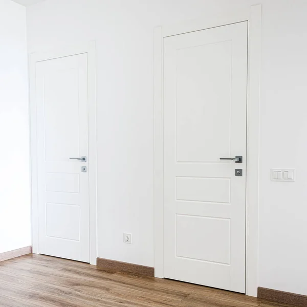 İskandinav tarzında yeni dairede beyaz kapılar ve beyaz duvarlar