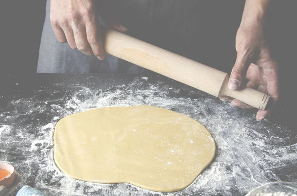 Handen Van Man Bereiden Het Deeg Voor Bereiding Van Pizza — Stockfoto